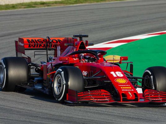 Akhirnya Ferrari SF 1000 bernomor 16 yang start duluan, bukan mobil Sebastian Vettel. (Foto: f1)