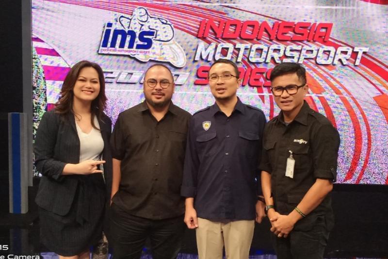 Mohamad Mirdal Akib dari MetroTV dan Sadikin Aksa dari IMI Pusat pada launching Indonesia Motorsport Series 2020 di kantor MetroTV Kedoya Jakbar hari ini. (Foto : bs)