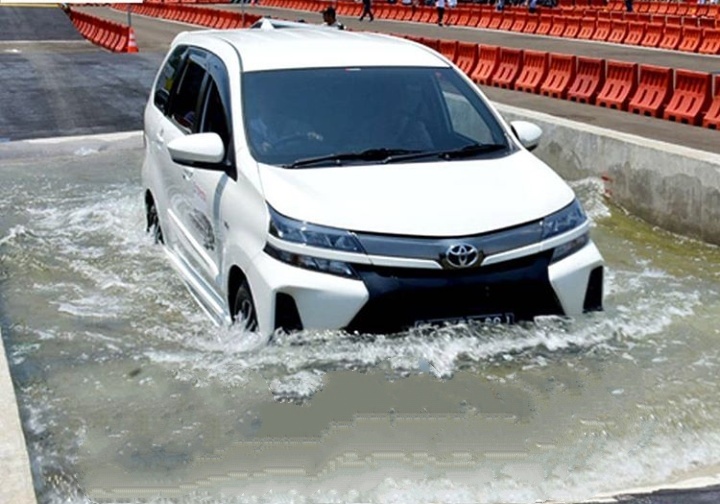Jangan pernah sepelekan arus air yang deras karena bisa menyeret mobil. (Auto2000 / edited: anto) 
