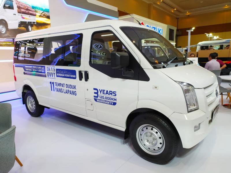 Selain bertenaga listrik, DFSK Gelora juga hadir dengan mesin berbahan bakar bensin. Tersedia dalam dua versi ini, bodi minibus penumpang dan blind van untuk barang. (anto) 