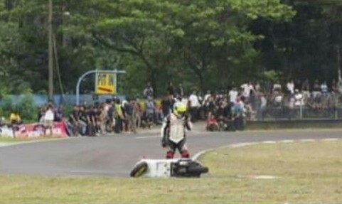 Erwin Mancha, sempat terjatuh saat mengikuti balap Vespa di Sentul International Karting Circuit Bogor kemarin