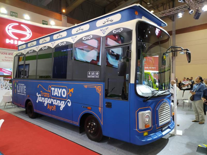 Dengan desain Retro, Bus Tayo mampu menarik perhatian banyak pengunjung GIICOMVEC dan penggemar bus yang hadir di booth Hino di Hall B JCC Senayan. (anto) 