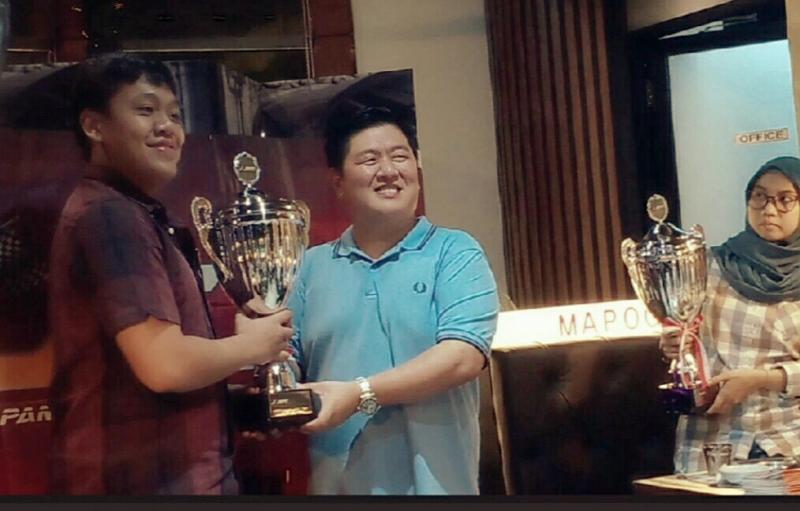 Rio Bramantio (kiri) saat menerima trofi juara JSTC dari Ferry Hongkiriwang. (foto : bs)