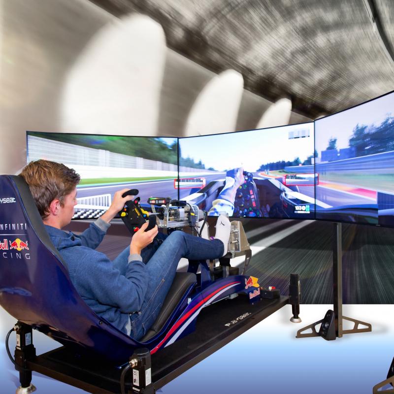 Max Verstappen (Red Bull), isi waktu dengan balap virtual. (Foto: ist)
