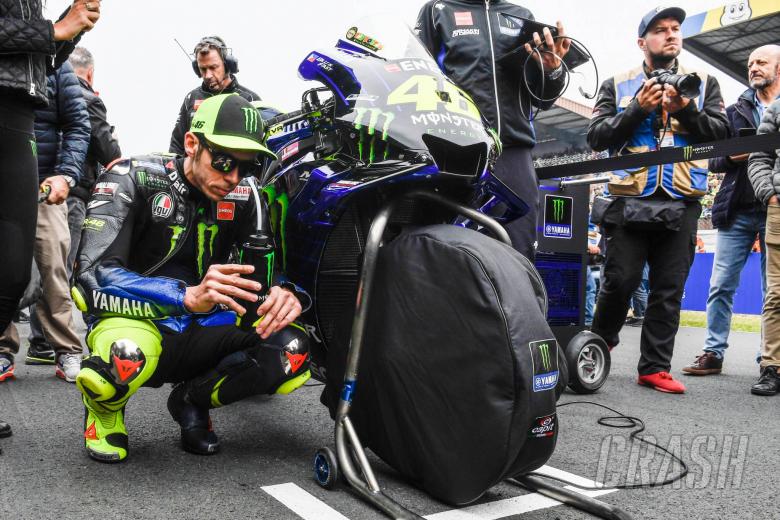 Ngobrol dengan Si Dia sebelum start, ritual tetap Valentino Rossi di MotoGP. (Foto: crash)