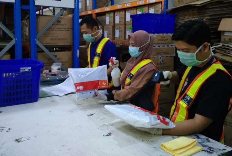 Seluruh petugas gudang wajib menggunakan masker dan sarung tangan ketika menyiapkan barang keluar-masuk gudang. (ist) 