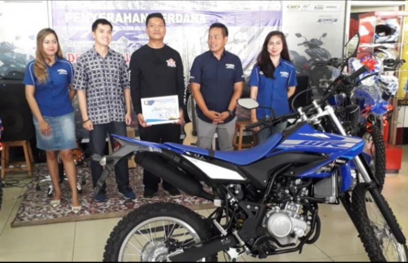 Penyerahan Yamaha WR 55 kepada konsumen pertamanya di Jawa Barat. (Foto : Yamaha)