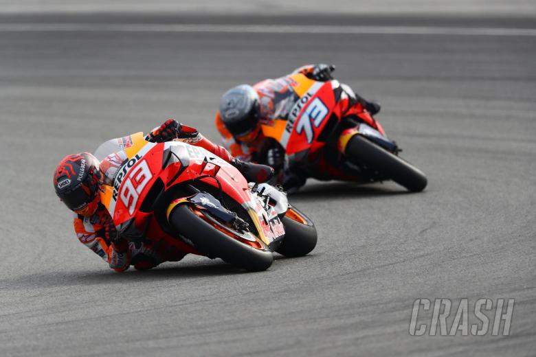 Marc dan Alex Marquez, mewakili Repsol Honda di ajang perdana MotoGP Virtual Race, Minggu (29-3-2020). (Foto: crash)