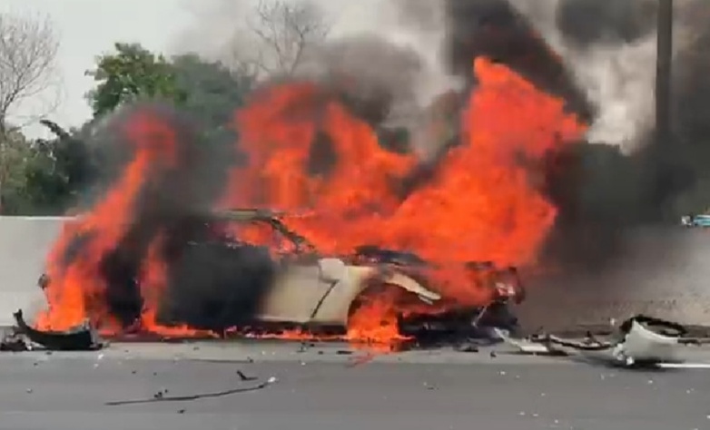 Mobil Nissan GTR yang dikendarai Wakil Jaksa Agung Dr Arminsyah menabrak tembok pembatas tol Jagorawi dan terbakar. (Foto : screen shoot video) 