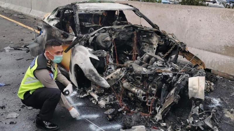 Insiden Kecelakaan Wakil Jaksa Agung : Tabrak Pembatas, Melintir, Balik Arah & Mobil Terbakar
