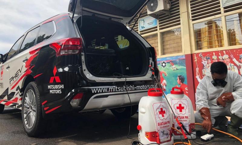 Berkolaborasi dengan Palang Merah Indonesia (PMI), SUV berdaya listrik ini diperbantukan untuk penyemprotan disinfekan di beberapa area di Jakarta. (MMKSI) 