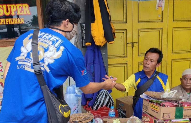 Anggota YRFI Cianjur membagikan masker dan sanitizer kepada kalangan yang membutuhkan.