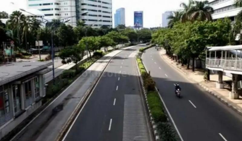 Jalan Sudirman Jakarta tampak lengang karena himbauan stay at home untuk cegah penyebaran Covid 19. (foto : ist)