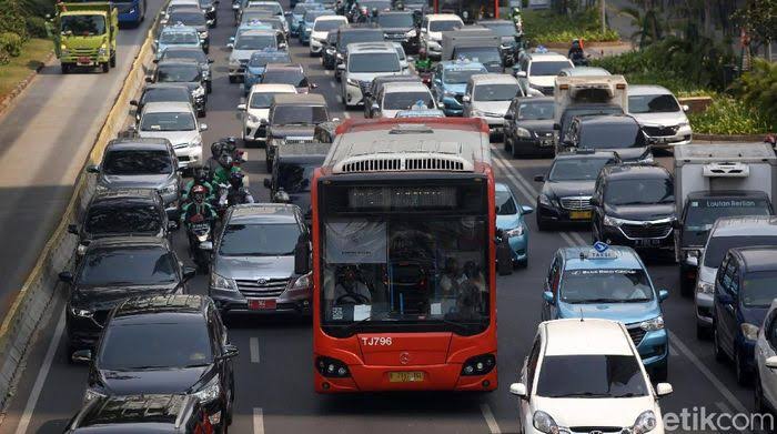 Anies juga akan membatasi operasional transportasi umum di Jakarta. Mulai jumlah penumpang hingga jam operasional. (foto: detik.com).