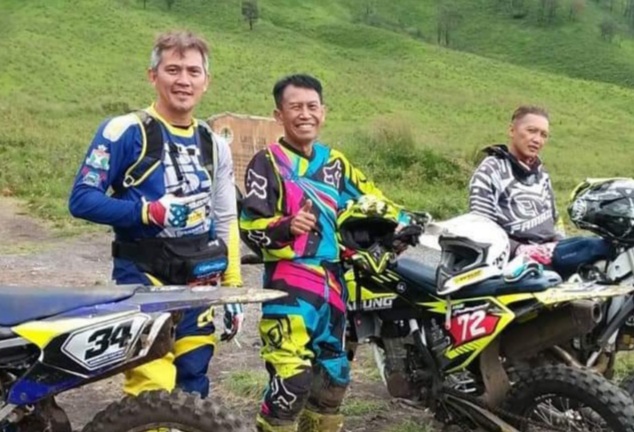 Bambang Kapten Haribowo (tengah) saat menyalurkan hobinya bermain motocross bersama sohibnya Daniel Tangka