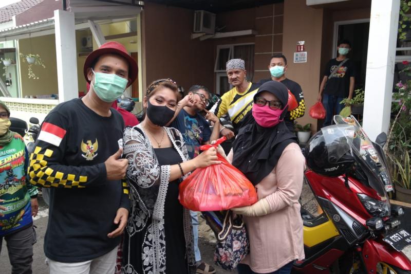 Bantuan dari Forbitas untuk masyarakat di Tangerang Selatan. (foto : ist)