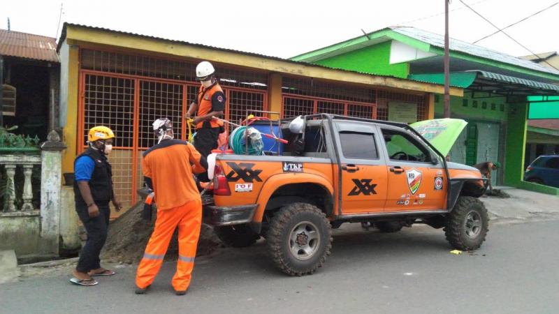 Hingga kini, sebanyak 25 relawan dengan empat kendaraan operasional terus melakukan kegiatan penyemprotan disinfektan di sejumlah wilayah di Kota Medan, Sumatera Utara.(ist)  