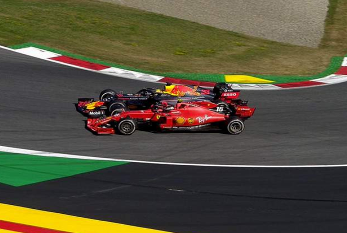 Aksi `sikut-sikutan` Max Verstappen (Red Bull) dengan Charles Leclerc (Ferrari) di GP Austria 2019. (Foto: thegurgler)