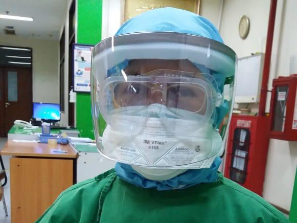 Pelindung wajah untuk tim medis produksi PT Maju Gemilang Persada