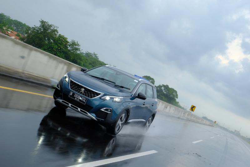 Peugeot 5008 SUV, jika sudah mengaktifkan fungsi SAW maka pengemudi tidak perlu lagi mengatur kecepatan wiper meskipun curah hujan semakin deras. (ist) 