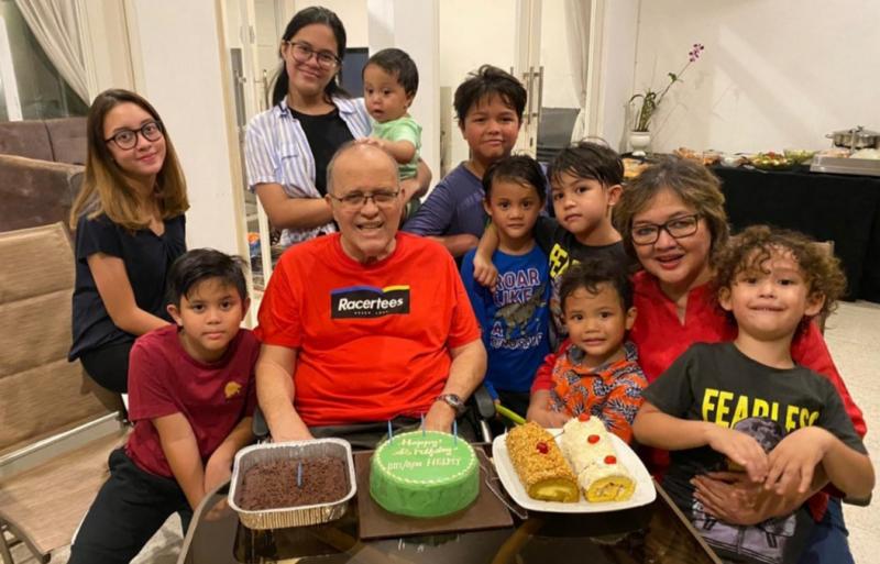 Helmy Sungkar Happy Rayakan Ultah ke-68 Bersama Para Cucu