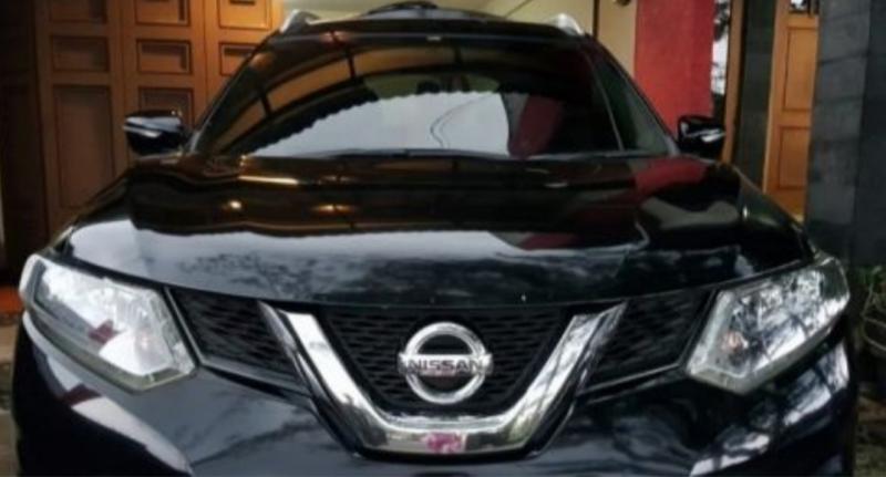 Mobil Nissan Xtrail yang dikendarai Brigjen Pol Erwin Chahara Rusmana yang dihentikan oknum PNS dan dirusak di tol Cikampek. (foto : rri.com)