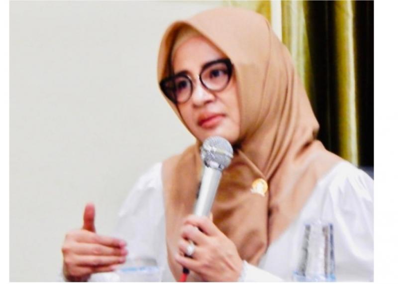 Evi Zainal Abidin, pertanyakan kenapa Pertamina belum juga turunkan harga BBM