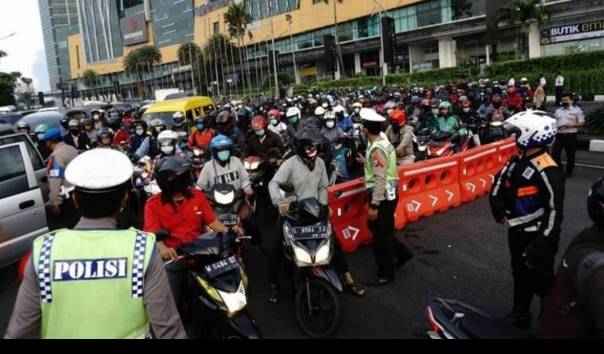 Pembatasan Sosial Berskala Besar (PSBB) di Surabaya, Jawa Timur sempat membuat kemacetan di hari pertama pemberlakuan