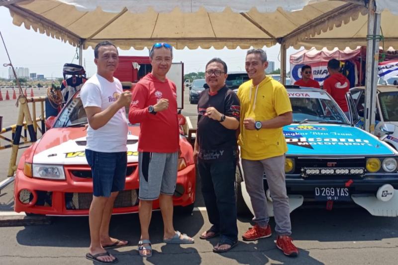 Kombes Pol Yassin Kosasih (berkaos merah, kedua dari kiri) saat mengikuti Kejurnas Sprint Rally di Meikarta, Desember 2019. (foto : ist)