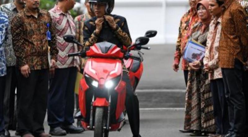 Presiden Jokowi memakai helm sesaat sebelum menjajal motor listrik GESITS produksi dalam negeri di halaman Istana Negara. (foto : antara).