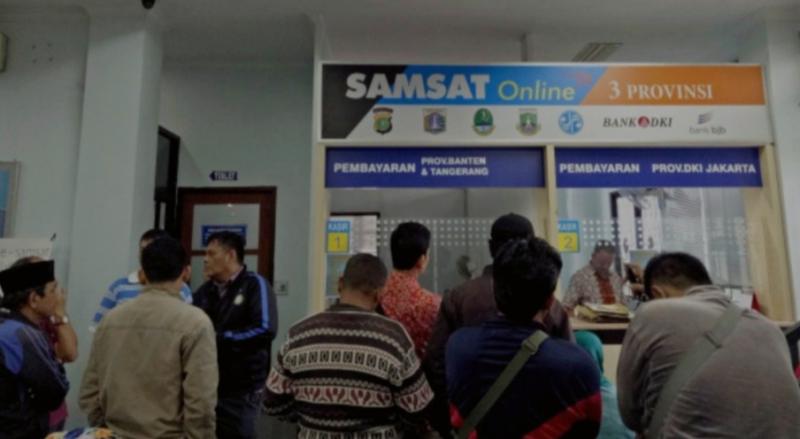 Antrian di loket Samsat online pada hari pertama setelah libur Lebaran. (foto : kump)