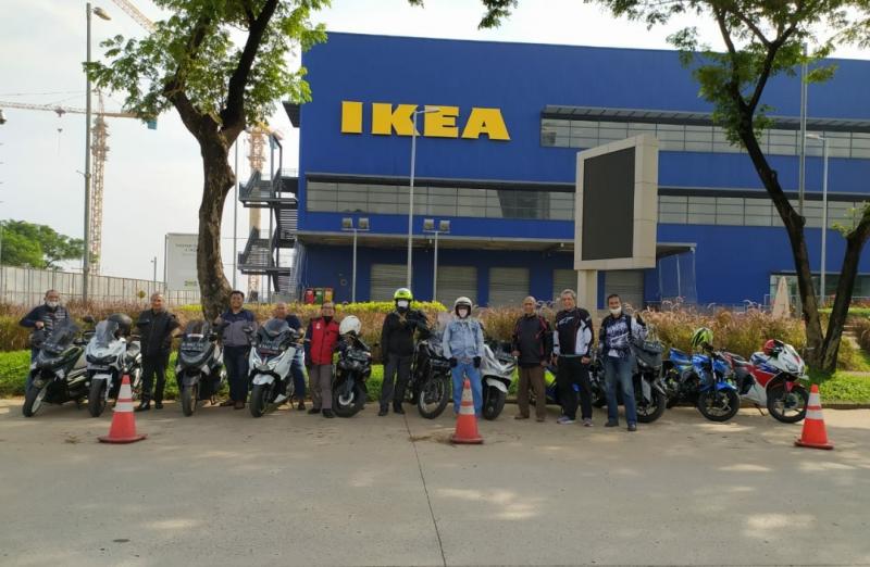 Total sebelas peserta yang mengendarai motor masing-masing, dimulai dari titik keberangkatan di Warung Solo, Jeruk Purut Jakarta Selatan menuju kawasan Alam Sutera, Serpong, Banten. (anto) 