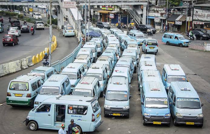 Angkutan umum di DKI Jakarta menuntut kenaikan tarif di era new normal karena hanya boleh membawa 50 persen penumpang (foto : BeritaSatu)