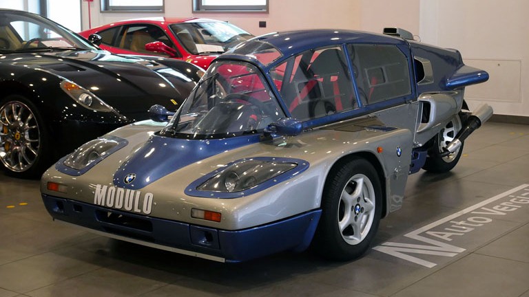 diketahui kendaraan ini dibangun kembali pada tahun 1997 dan menggunakan powertrain moge BMW K75 yang diproduksi antara tahun 1985 dan 1995. (autovergilate) 