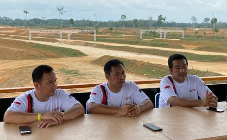 Dari kiri TB Adhi, Memen Harianto dan H Jimmy Syamsudin, pengelola Suwarnadwipa Nusantara Circuit Muara Bungo Jambi