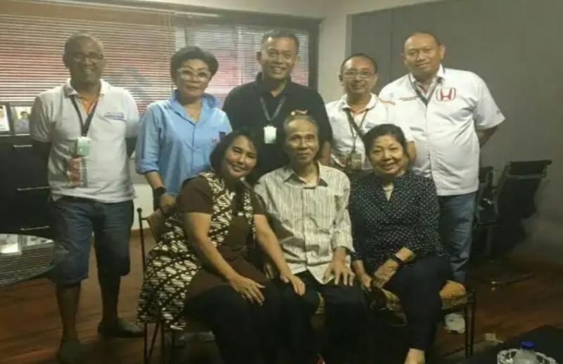 Sidarto SA (duduk, tengah) bersama H Prasetyo Edi Marsudi, Lola Moenek hingga Anondo Eko saat menyaksikan balap ISSOM di sirkuit Sentul Bogor. (foto : bs)