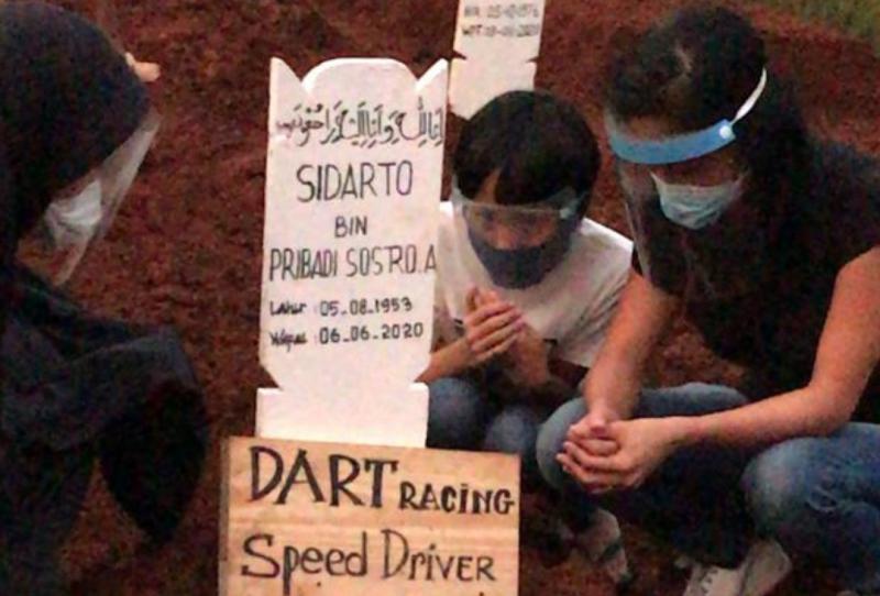 DART Racing dan Speed Driver ada di pusara Sidarto SA di Pondok Rangon, sementara istri, anak dan cucunya berdoa dengan protap PDP. (foto : ist)