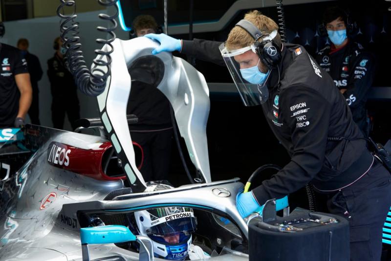 Aksi perdana Mercedes di Sirkuit Silverstone, seluruh kru menerapkan protokol kesehatan terkait Covid-19. (Foto: therace)