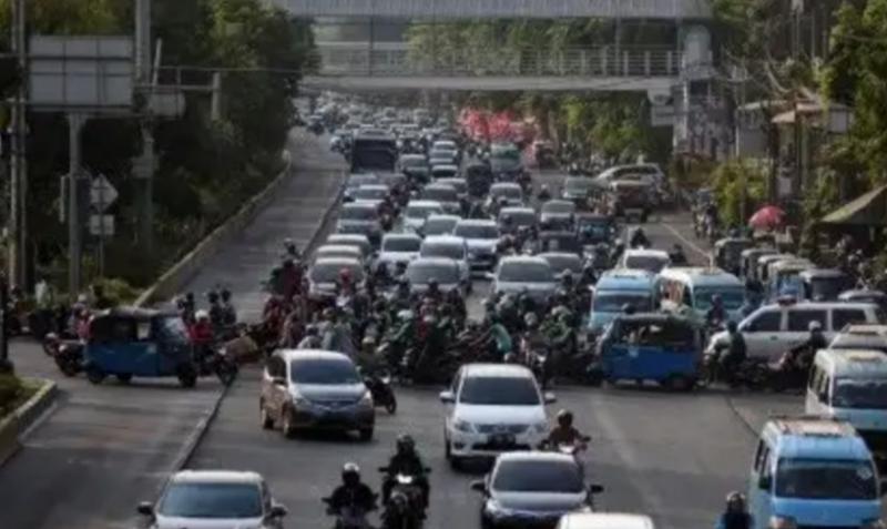 Mobil pribadi dominasi jalanan Jakarta pada hari pertama PSBB Transisi pada Senin (8/6/2020). (foto : ist)