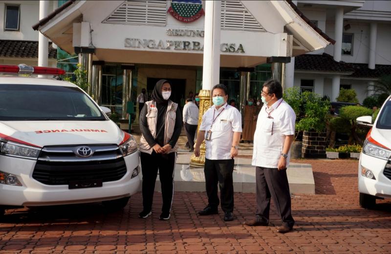 Bupati Karawang Cellica Nurrachadiana (kiri) berbincang dengan Wakil Presiden Direktur PT Toyota Motor Manufacturing Indonesia Edward Otto Kanter dan Direktur TMMIN Bob Azam di depan Kijang Innova Ambulance