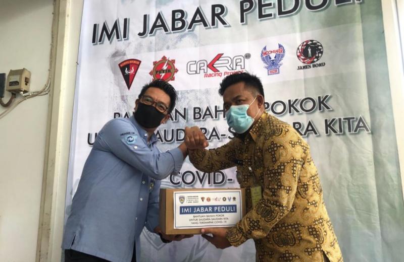 Fachrul Sarman menyerahkan bantuan secara simbolis pada event IMI Jabar Peduli di Bandung, Jumat (19/6/2020) sore.
