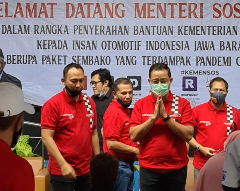 Mensos Juliari Batubara mengatupkan kedua tangannya kepada perwakilan penerima bansos didampingi Oke Junjunan selaku koordinator.