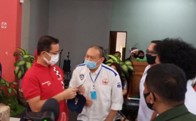 Anondo Eko (tengah) selaku Ketum IMI DKI Jakarta tampak akrab ngobrol dengan Menteri Sosial Juliari Batubara