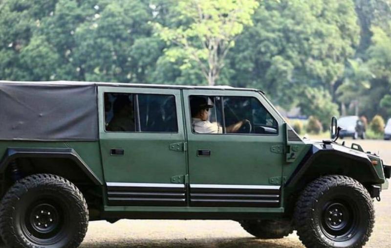 Wow, Menhan Jenderal Prabowo Jajal Mobil  "Maung" Produksi PT Pindad di Sirkuit Sentul
