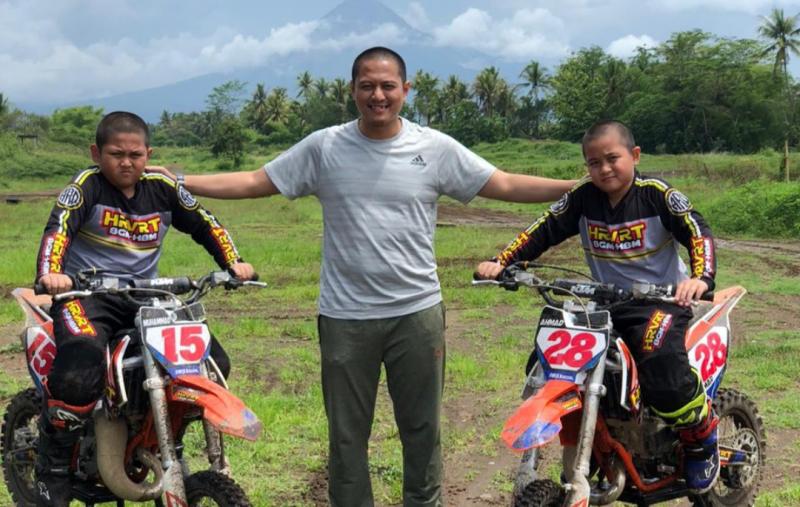 Pembalap serbabisa H Rihan Variza bersama Muhammad dan Ahmad jelang latihan motocross 65cc di sirkuit pribadi, Binuang, Kalsel