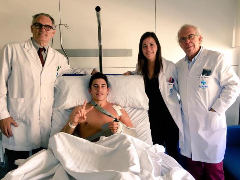 Marc Marquez 7 bulan lalu bersama tim dokter pimpinan Xavier Mir, dulu bahu kini operasi tangan kanan. (Foto: marcmarqyez93)