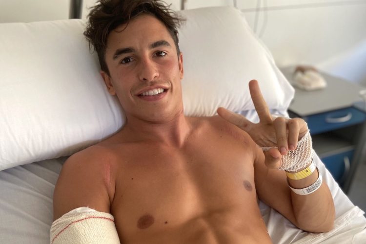 Mararquez usai operasi di Barcelona pada Selasa lalu. (Foto: motorsportweek)