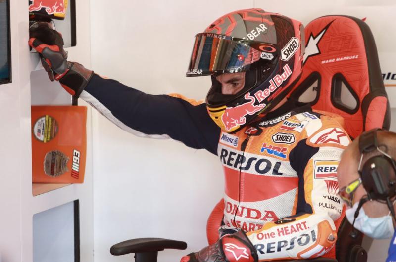 Marc Marquez (Honda) acap menggantung tangan kanannya saat di GP Andalusia, pertanda belum pulih. (Foto: therace)