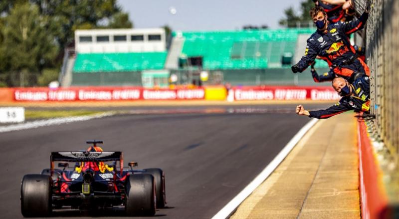 Kemenangan Max Verstappen disambut antusias kru tim Red Bull Honda di finish line