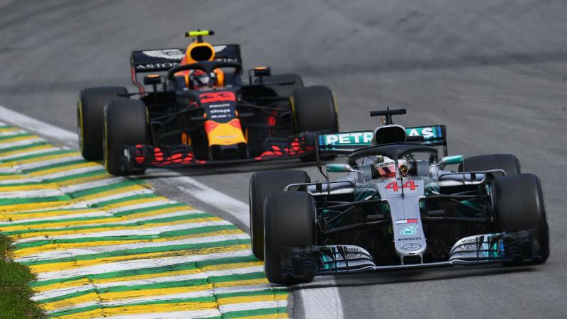 Pertarungan rapat, saling salip, itu yang ditunggu Lewis Hamilton dari Max Verstappen. (Foto: theweek)